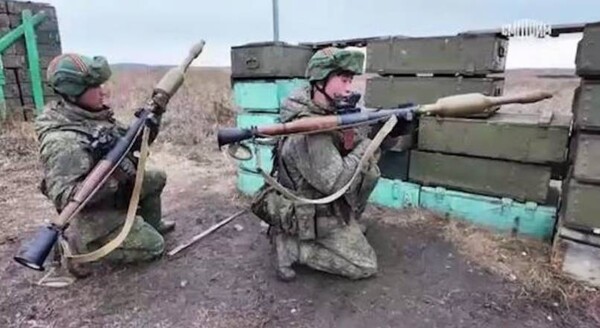 러시아 쿠르스크에서 전투 훈련 중인 북한군들의 모습. /텔레그램 캡처