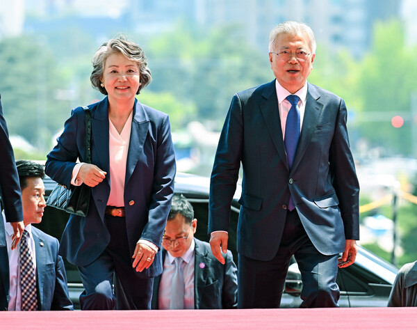 문재인 전 대통령과 김정숙 여사가 지난달 25일 서울 여의도 국회에 우원식 국회의장과 면담을 위해 들어서고 있다. /연합