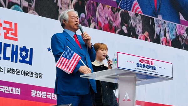 전광훈 대국본 국민혁명의장은 이날 집회에서 "4년 중임제 대통령 선거와 국회의원 선거를 동시에 치러야 한다"고 주장했다. /대국본