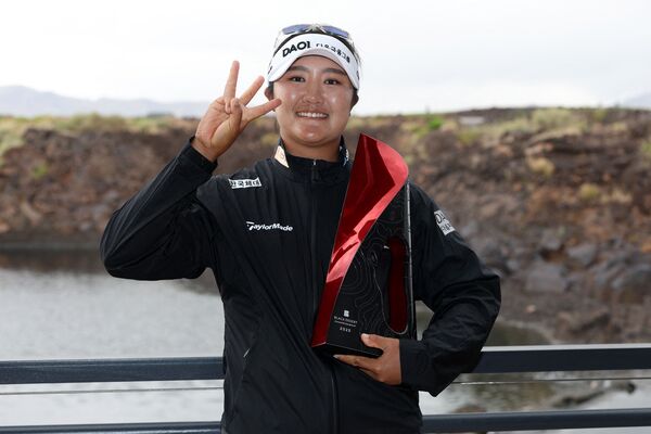우승 트로피 든 유해란. /AFP=연합
