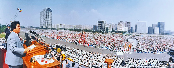 1988년 서울 여의도 광장에서 개최된 ‘88 세계성령화대성회’에서 이태희 목사가 메시지를 전하고 있다. /민족복음화운동본부