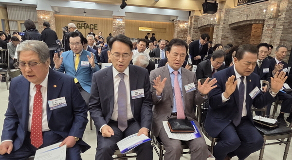 지난달 25일 서울 종로구 한국교회백주년기념관에서 열린 ‘2027 8천만 민족복음화대성회’ 강사단 발대식에서 참석자들이 한반도의 복음통일을 위해 합심해서 기도하고 있다. /최성주 기자