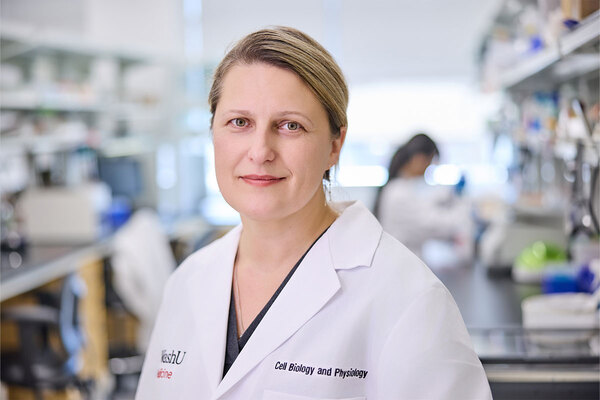 연구팀의 수장인 미국 워싱턴대학교 세인트루이스 의대의 세포 생물학·생리학 교수 폴리나 리슈코 박사. 연구에 따르면 정자의 활력을 좌우하는 ‘캣스퍼(CatSper)’ 단백질은 온도가 여성 생식기의 내부와 유사한 38℃를 초과할 때 뚜렷하게 활성화됐다. /워싱턴대학교 세인트루이스 의대