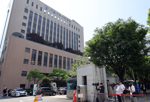 서부지법 사태의 첫 선고를 앞두고 14일 법원 앞에 보도진이 대기하고 있다. /연합