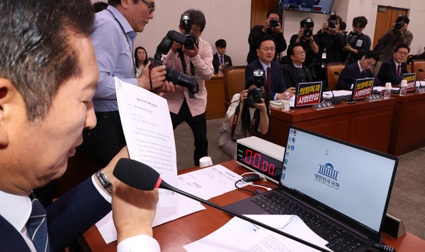 14일 서울 여의도 국회에서 열린 법원조직법·공직선거법·헌법재판소 등을 심사하는 법제사법위원회 전체회의에서 더불어민주당 소속 정청래 위원장이 조희대 대법원장의 불출석 사유서를 읽은 뒤 들어보이고 있다. /연합