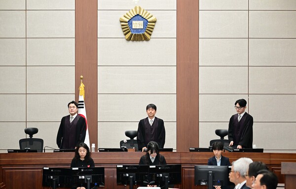 지귀연 부장판사(가운데)가 지난달 21일 서울 서초구 서울중앙지법에서 열린 윤석열 전 대통령 내란 우두머리 혐의 형사재판 2차 공판에 입장하고 있다. /연합