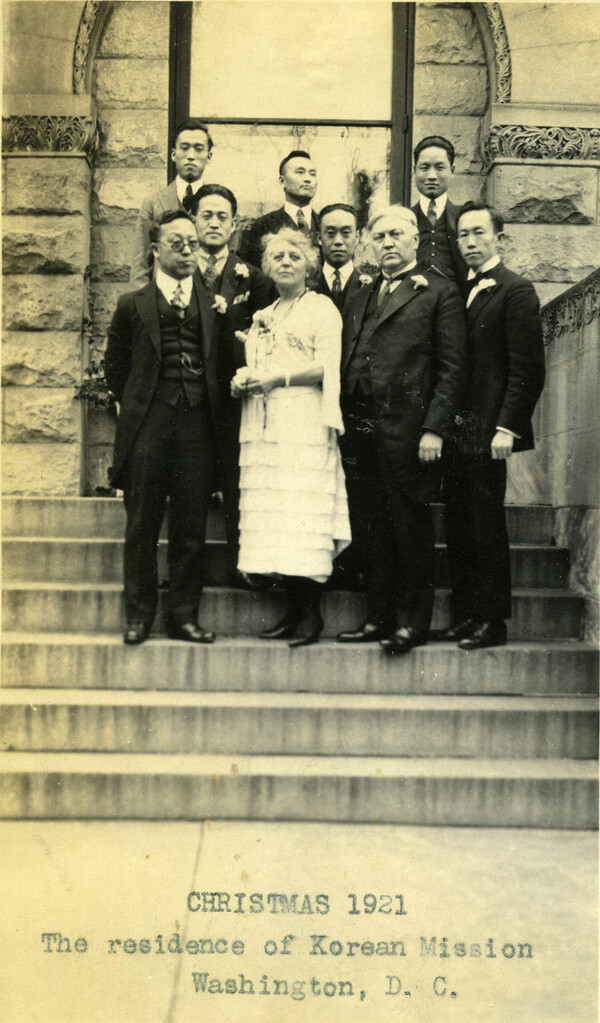 1921년 12월 25일 미국 워싱턴 구미위원부 건물 계단에서 성탄절을 기념해 촬영한 사진이다. 맨 앞줄 왼쪽부터 이승만 대통령, 비서 메이본, 프레드 돌프, 정한경이다. /연세대 이승만연구원