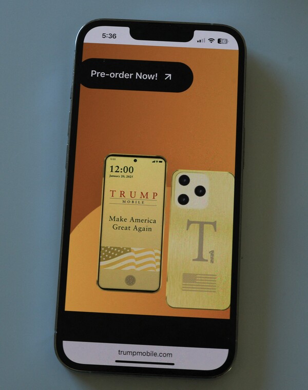 아이폰 화면에 트럼프기업이 신규 출시한 '트럼프 모바일'과 스마트폰이 나타나 있는 모습. /AFP=연합