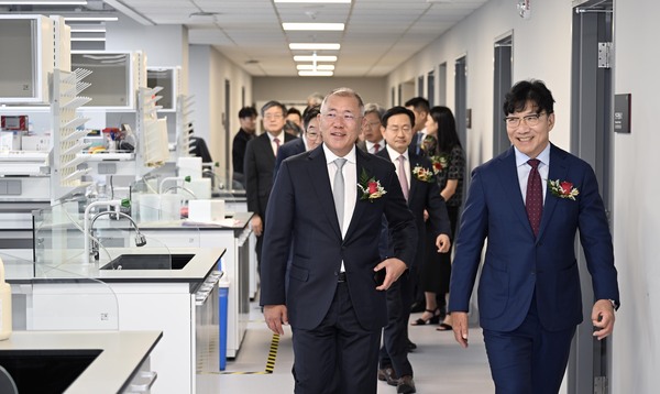 정의선 현대차그룹 회장(왼쪽)과 김재호 고려중앙학원 이사장 등 참석자들이 지난 16일 서울 성북구 고려대학교 정몽구 미래의학관의 백신 개발 연구 시설을 둘러보고 있다. /현대차그룹