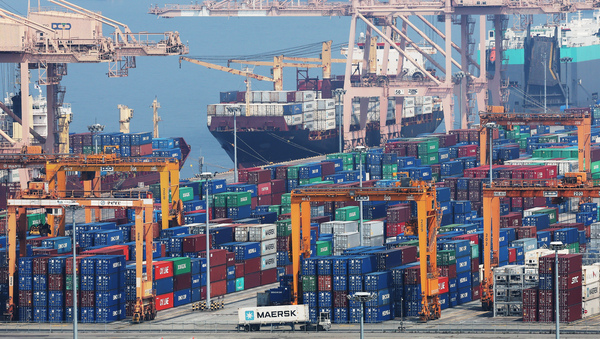 한국의 5월 수출이 작년보다 1.3% 감소하면서 수출 증가율이 4개월 만에 마이너스로 떨어졌다. 핵심 주력 상품인 반도체 수출은 역대 5월 최고치를 기록해 양호했지만, 미국의 관세 부과 영향에 자동차를 중심으로 한 대미 수출이 전달에 이어 감소했다. 사진은 1일 경기도 평택항에 컨테이너가 쌓여 있는 모습. /연합