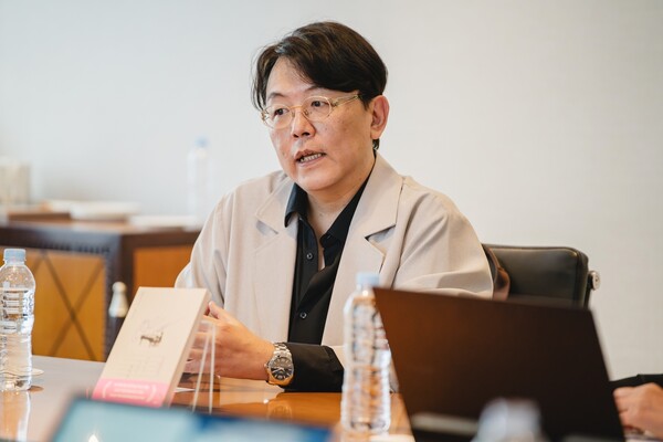 대만의 소설가 궈창성이 19일 서울 강남구의 한 호텔 회의실에서 작년 출간된 '피아노 조율사'와 관련한 인터뷰를 하고 있다. /민음사