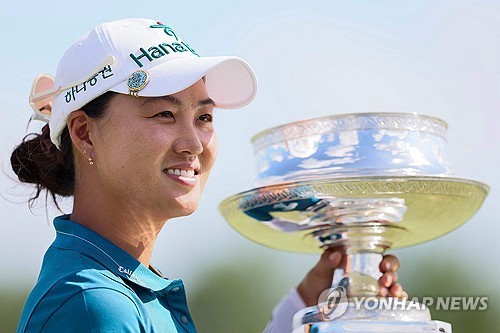 우승 트로피를 든 이민지. /AFP=연합
