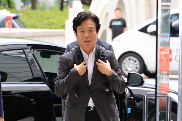 김영훈 고용노동부 장관 후보자가 지난 24일 인사청문회 준비 사무실이 위치한 서울 중구 서울지방고용노동청으로 들어서고 있다. /연합