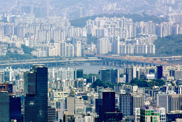지난 22일 경기도 성남시 청계산 매바위에서 바라본 서울 강남구(아래)와 한강 이북 아파트 단지. /연합