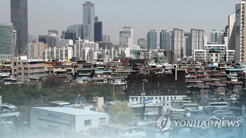 정부의 고강도 부동산 대출 규제가 한국인 역차별 우려를 낳고 있다. 사진은 서울의 고층 아파트들. /연합