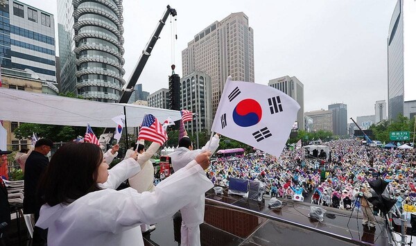 지난 5월 10일 서울 광화문 세종대로사거리에서 대국본 주최로 열린 광화문 국민대회에서 참가자들이 태극기를 흔들고 있다. /연합