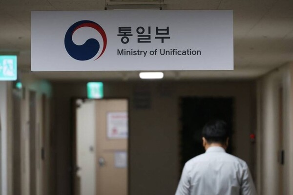 정부서울청사 통일부 간판 아래로 직원들이 오가는 모습. /연합 