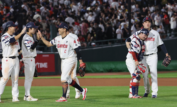 지난달 19일 부산 사직야구장에서 열린 프로야구 한화 이글스와 롯데 자이언츠의 경기에서 힘겹게 한화의 추격을 뿌리치고 4-3으로 승리한 롯데 선수들이 기쁨을 나누고 있다. /연합