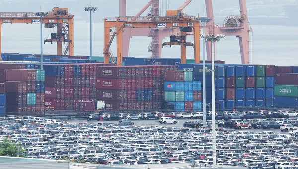 지난 1일 경기도 평택항에 쌓여 있는 컨테이너와 세워져 있는 수출용 자동차 모습. /연합