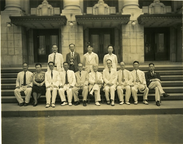 1948년 8월 새로 지명된 대한민국 초대 내각. 앞줄 왼쪽부터 전진한 사회부 장관, 임영신 사회부 장관, 안호상 문교부 장관, 이인 법무부 장관, 이범석 국방부 장관, 이승만 대통령, 윤치영 내무부 장관, 김도연 재무부 장관, 조봉암 농림부 장관, 장택상 외무부 장관. 뒷줄은 왼쪽부터 윤석구 체신부 장관, 김동성 공보처장, 민희식 교통부 장관, 유진오 법제처장. /연세대 이승만연구원