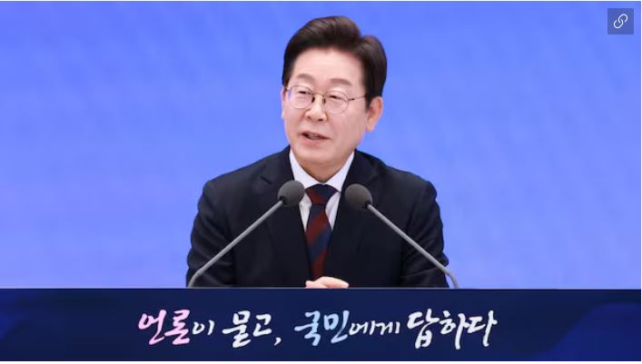 ​지난 3일 취임 1주년을 맞아 기자회견을 하고 있는 이재명 대통령.​ /연합