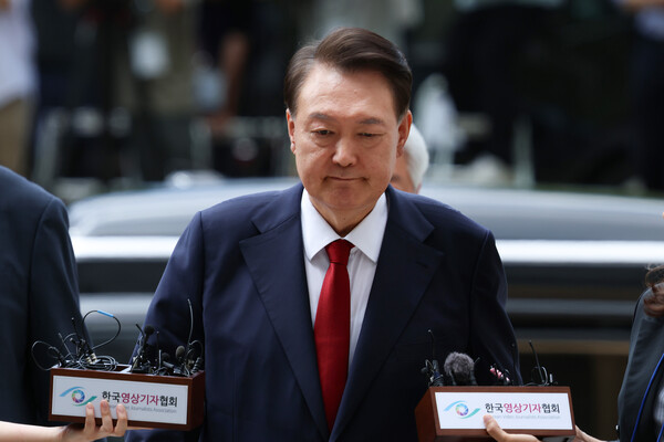 12·3 비상계엄과 관련해 특검의 수사를 받는 윤석열 전 대통령이 9일 서울 서초구 서울중앙지법에서 열린 영장실질심사에 취재진의 질문을 받으며 출석하고 있다. /연합