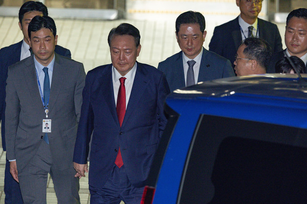 12·3 비상계엄과 관련해 특검의 수사를 받는 윤석열 전 대통령이 9일 서울 서초구 서울중앙지법에서 열린 구속 전 피의자 심문(영장실질심사)이 끝난 뒤 법원을 떠나고 있다. /연합