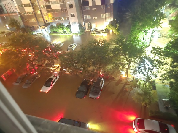 충남 서해안을 중심으로 강한 비가 내린 17일 새벽 충남 당진시 채운동의 한 아파트 단지가 폭우로 잠겨 있다. /연합