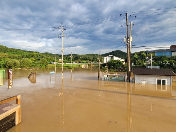 호우 특보가 이틀째 발효된 18일 오전 전남 나주시 다시면 한 도로가 빗물에 잠겨 있다. /연합