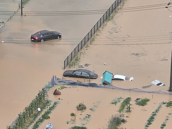 광주 전역에 극한 호우가 쏟아진 17일 오후 광주 북구 신용동 일대 도로가 침수돼 차량들이 물에 잠겨 있다. /연합