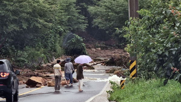 19일 폭우와 산사태가 발생한 경남 산청군 한 도로에 돌과 나무 등이 쌓여 있다. 독자 제공. /연합