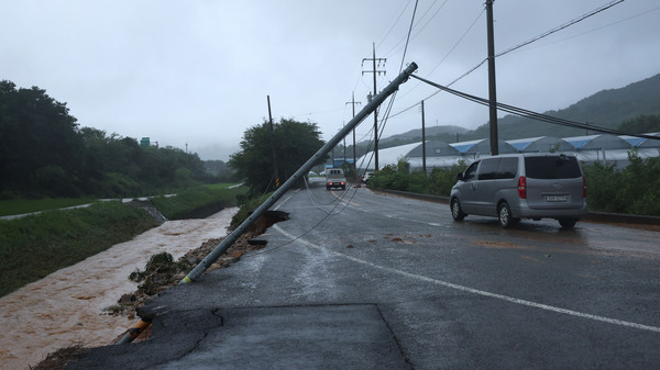 19일 내린 폭우로 경남 산청군 단성면 일대에 전신주가 파손돼 위험해 보인다. /연합