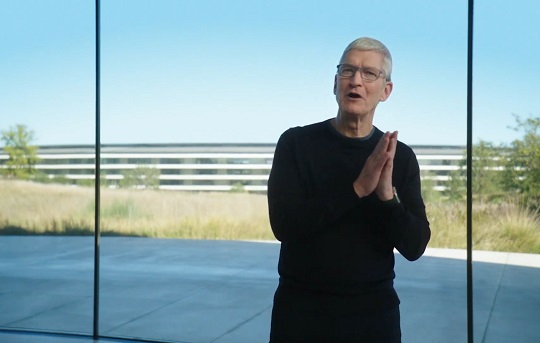 수세에 몰리며 해임론까지 대두되고 있는 애플 CEO 팀 쿡.