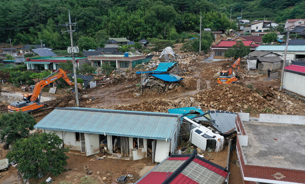 20일 오후 경남 산청군 산청읍 외정마을에 전날 집중호우와 산사태 영향으로 주택이 파손되고 트럭이 전도되는 등 많은 피해가 발생했다. /연합