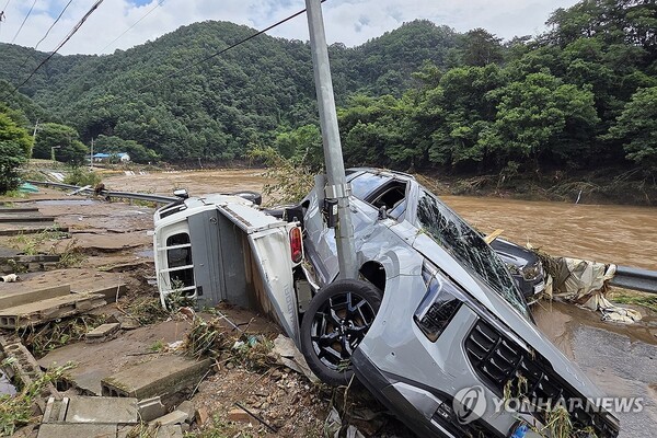 20일 경기도 가평군에서 새벽 시간에 쏟아진 폭우로 차량들이 파손되어 있다. /연합