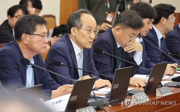 지난 달30일 국회에서 열린 정무위원회 전체회의에서 국민의힘 소속 추경호 의원(왼쪽 두번째)이 인사말 하고 있다. /연합