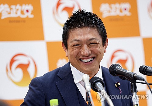 일본 우익 정당인 참정당 가미야 소헤이 대표가 20일 기자회견에서 웃고 있다. /로이터=연합