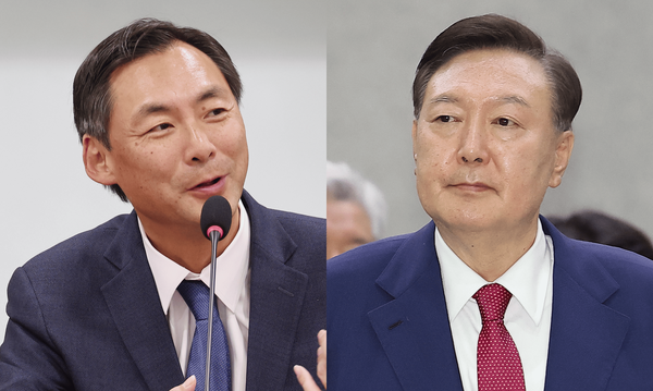 모스 탄 전 미국 국무부 국제형사사법대사(왼쪽)와 윤석열 전 대통령. /연합