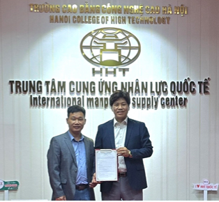 베트남 하노이고등기술전문대학 센터장(왼쪽)과 황일천 베스트위너 대표.
