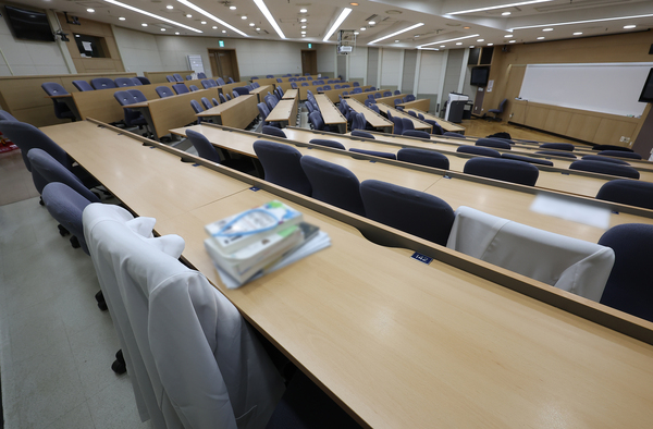 전국 40개 의대 총장 모임인 의과대학 선진화를 위한 총장협의회(의총협)이 17일 긴급 회의를 열고 복귀한 의대생들을 위한 의대교육 정상화 방안을 논의할 예정이다. 이날 서울 시내 한 의과대학 강의실에 가운이 걸려 있다. /연합