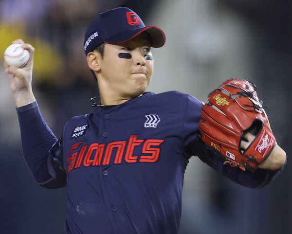 지난 20일 서울 잠실야구장에서 열린 프로야구 2025 신한 SOL 뱅크 KBO리그 롯데 자이언츠와 LG 트윈스 경기. 7회말 교체 투입된 롯데 최준용이 역투하고 있다. /연합