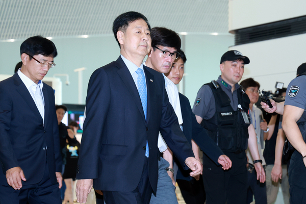 콧 베선트 미국 재무장관과 면담하기 위해 워싱턴DC로 향하는 구윤철 부총리 겸 기획재정부 장관이 29일 인천국제공항 제2여객터미널에서 출국 통로로 이동하고 있다. /연합