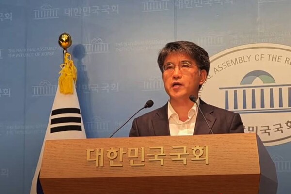 지영준 변호사가 지난 29일 국회 소통관에서 기자회견을 하고 있다. /유튜브 영상 캡처