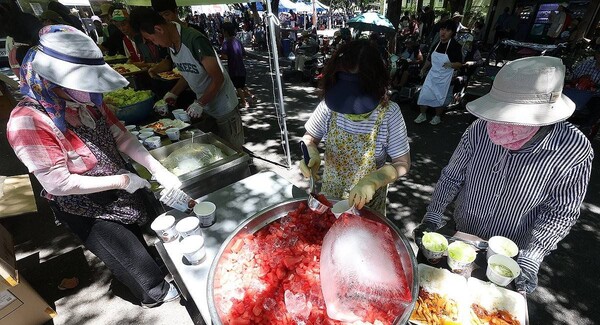 중복을 하루 앞두고 폭염이 이어진 29일 대구 달서구 두류공원 사랑해밥차 무료 급식소에서 자원봉사자가 수박화채를 준비하고 있다. /연합