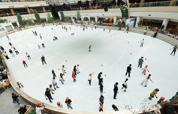 더위가 계속된 29일 서울 송파구 롯데월드 아이스링크에서 방문객들이 스케이트를 즐기고 있다. /연합