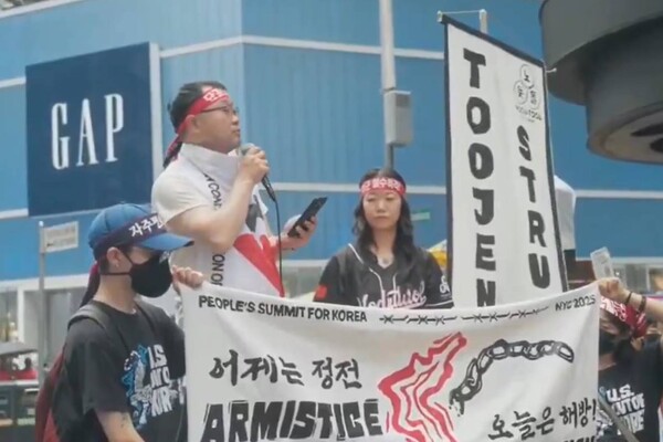 민노총 함재규 부위원장이 최근 뉴욕 타임스 스퀘어에서 열린 한 집회에 참석해 발언을 하고 있는 모습 . /X(옛 트위터)