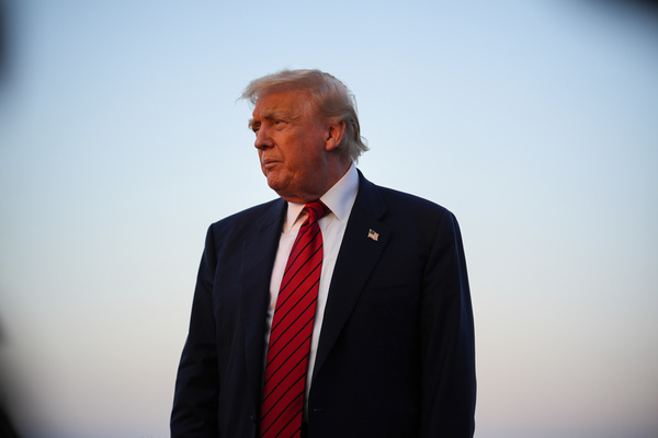 도널드 트럼프 대통령이 지난 3일(현지시간) 펜실베이니아 애런타운에 있는 레하이밸리 국제공항에서 에어포스 원에 탑승하기 전에 기자들과 이야기하고 있다. /연합