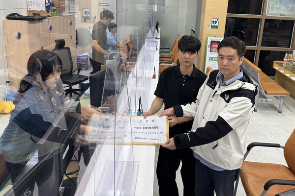 김세의, 박준영 대표가 서울경찰청에 고발장을 접수하고 있다. /신지훈 기자