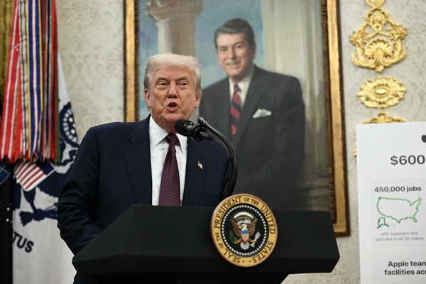 도널드 트럼프 미국 대통령이 6일(현지시간) 워싱턴 D.C.백악관 오벌 오피스에서 애플이 미국에 앞으로 4년 동안 6000억 달러를 투자할 예정이라고 말하고 있다. /연합
