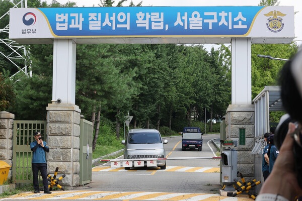 김건희 여사 관련 의혹을 수사하는 민중기 특별검사팀이 7일 윤석열 전 대통령의 체포에 실패한 뒤 경기도 의왕시 서울구치소를 나서고 있다. /연합